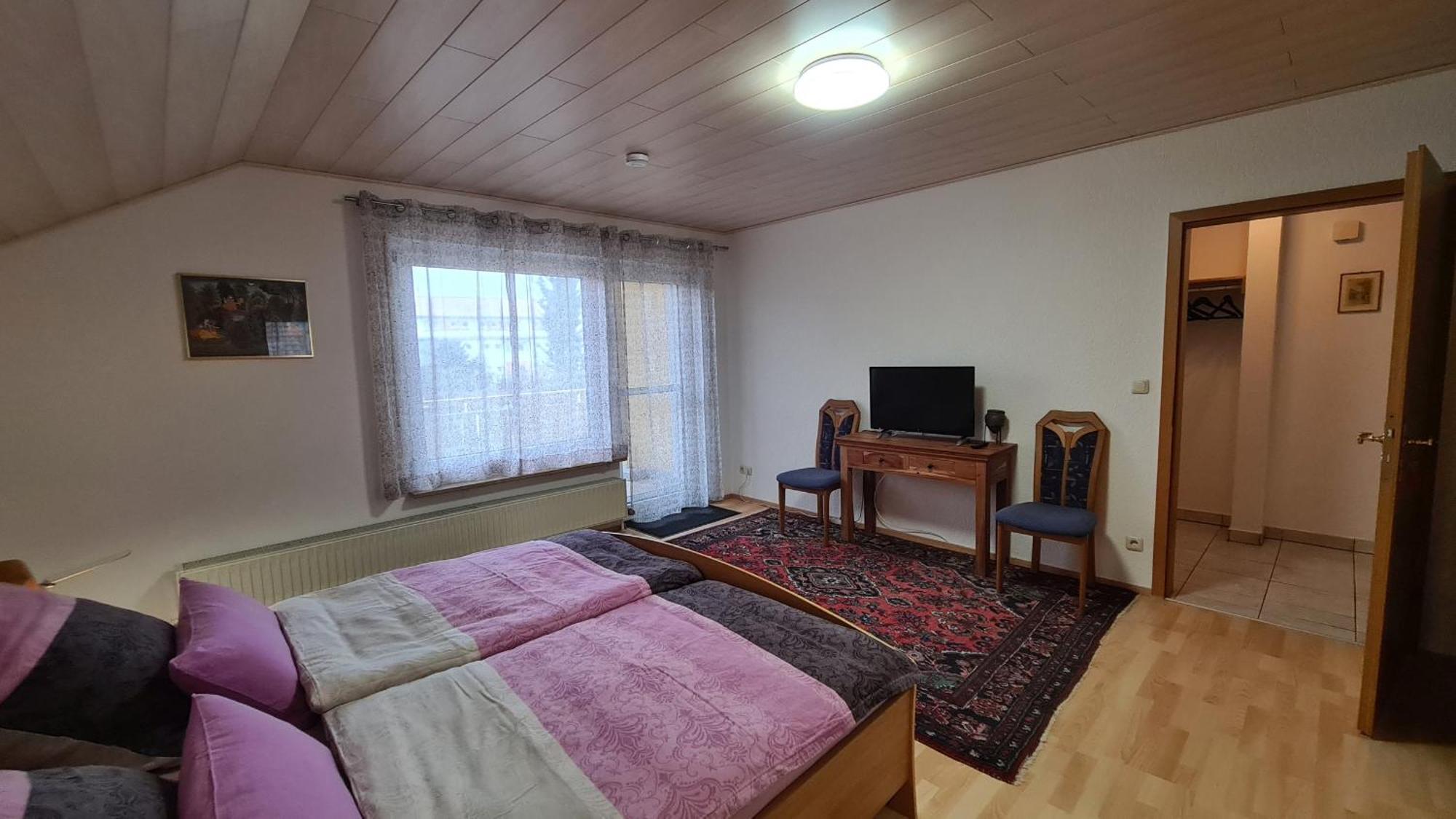 Gemuetliche 120 Qm Ferienwohnung Mit Balkon Adelsdorf Exterior photo